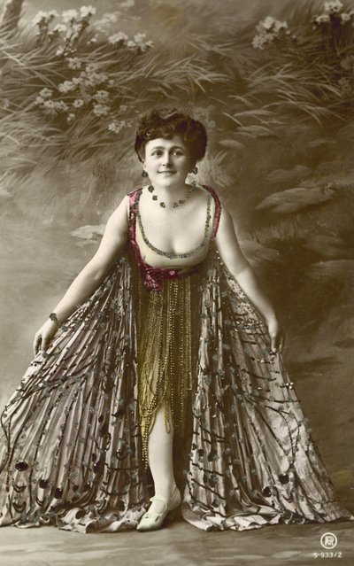 Actriz con vestido extravagante y escote llamativo de French Photographer